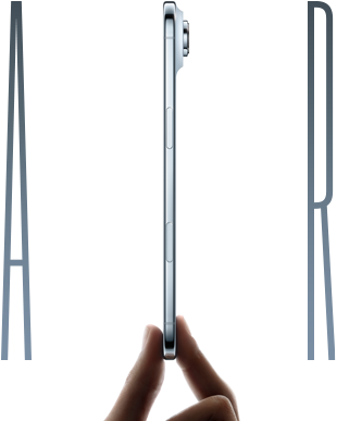 Een duim en wijsvinger houden iPhone Air vast, zijkant, kleur Hemelsblauw, zeer dun profiel, Fusion-camerasysteem, knoppen: zijknop, Cameraregelaar